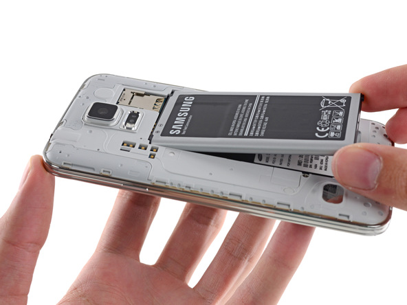 How to Replace a Broken Galaxy S5 Screen Remove the Galaxy S5 battery