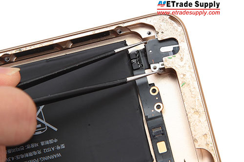 16.Pull out the earphone jack flex cable.