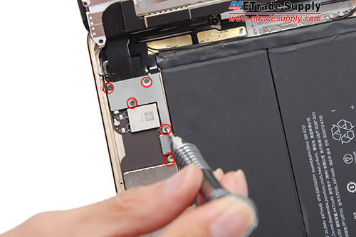 6.Remove 4 screws in the mental bracket and 1 screw in the motherboard.