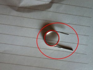 Clamp the magnifying glass with the paper clip tightly