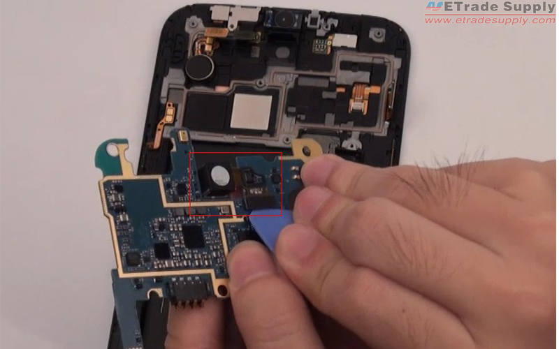 Use opening case tool to remove the Galaxy Mega 6.3 rear facing camera