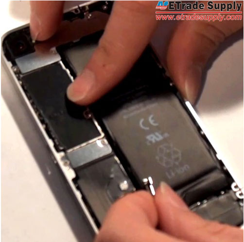 Install-the-iPhone-4-battery