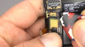  Disconnect the flex ribbons of display and digitizer