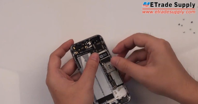 assemble iPhone 5S motherboard2