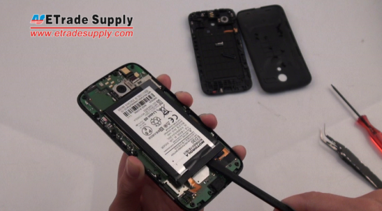 How to Disassemble Motorola Moto G to Repair Screen and Other Parts pry up the Motorola Moto G battery