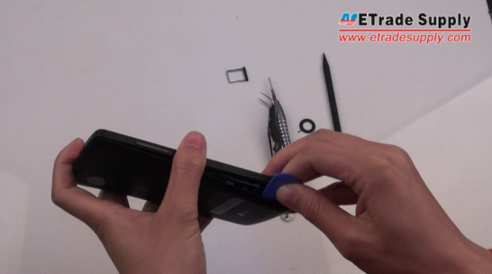 remove the Nexus 5 battery door