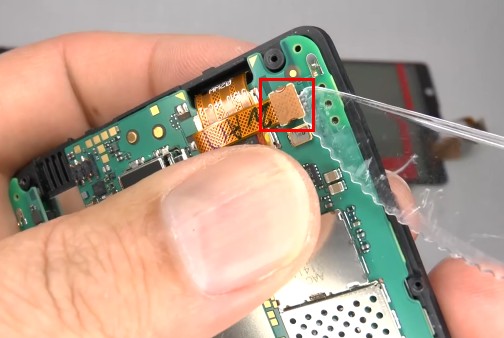 7disconnect the digitizer flex cable