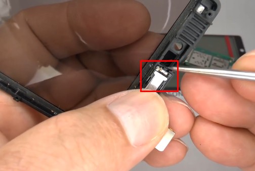 step 13Remove the ear speaker from the digitizer touch screen