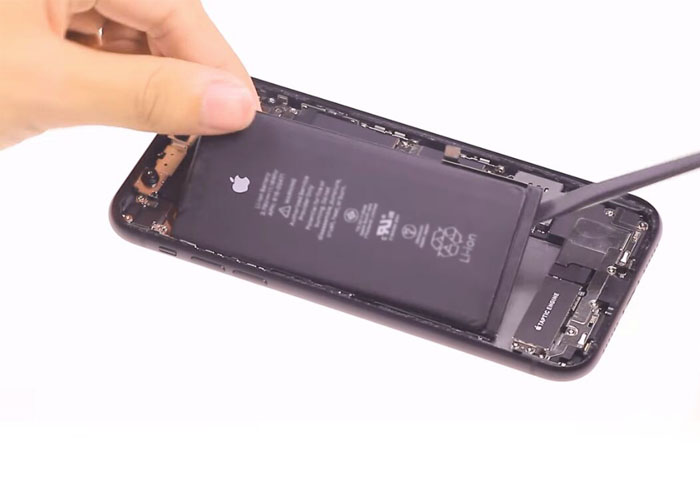 remove the iPhone XR battery