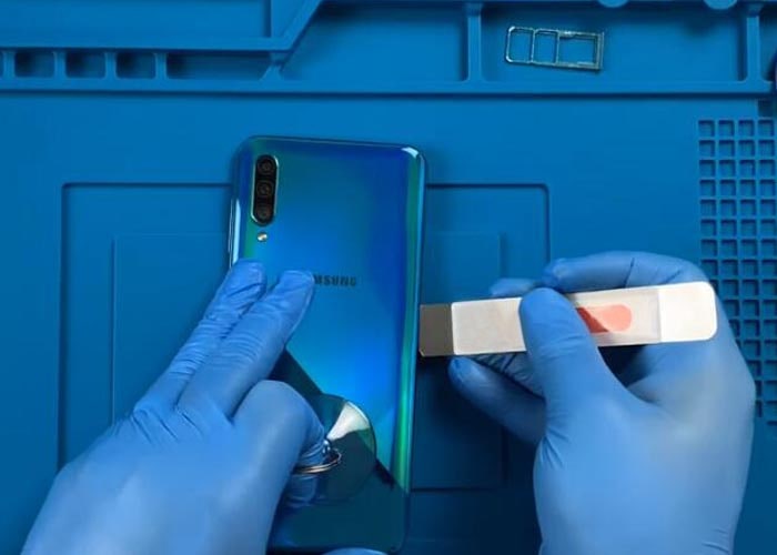 use ultra-thin steel sheet to slice and separate the back penal