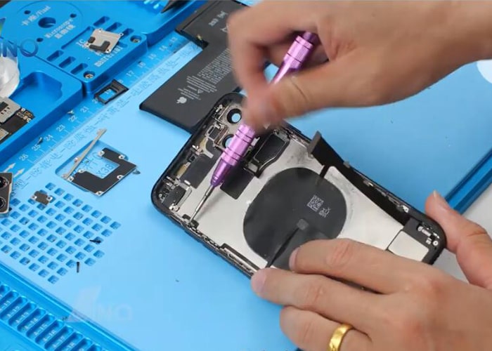 tighten the screws for fixing the volume buttons