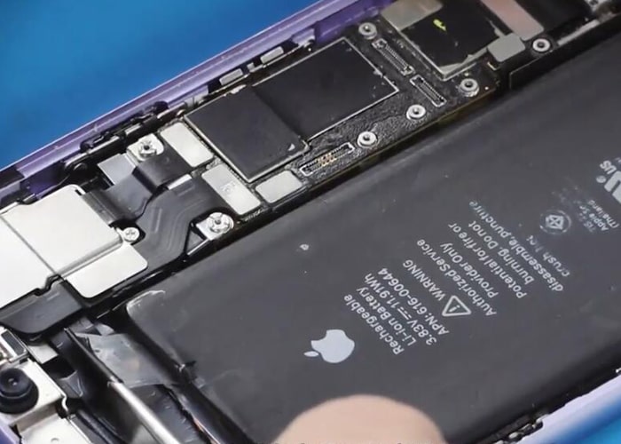 Take down the battery from the iPhone