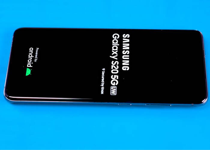 Turn on the Samsung S20 phone and test the charging port