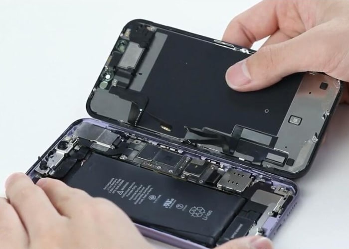 Tear off the iPhone 11 display screen