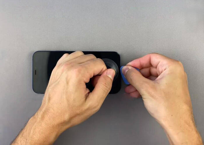 Slice and separate the iPhone 12 display with platrum