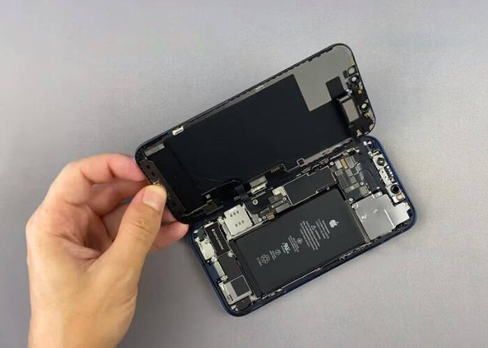 Separate the iPhone 12 display screen