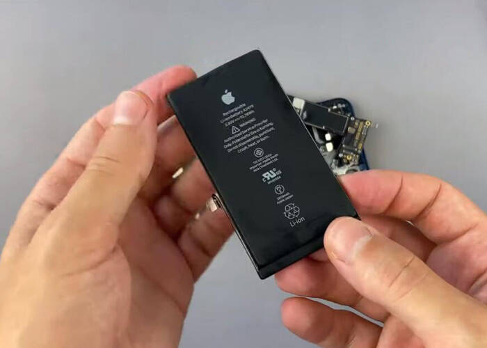 Take off the iPhone 12 battery